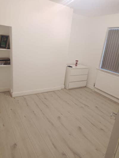 Room Available for Woman in Family House -Big Room Main Photo