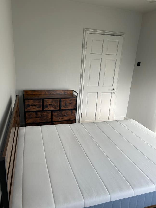 Newly refurbished Double bedroom   Main Photo