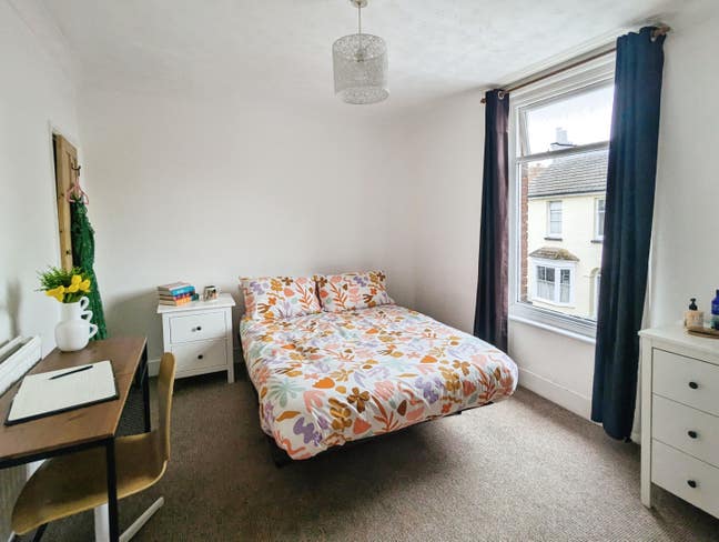 Double Room in lovely 3 bed professional house Main Photo