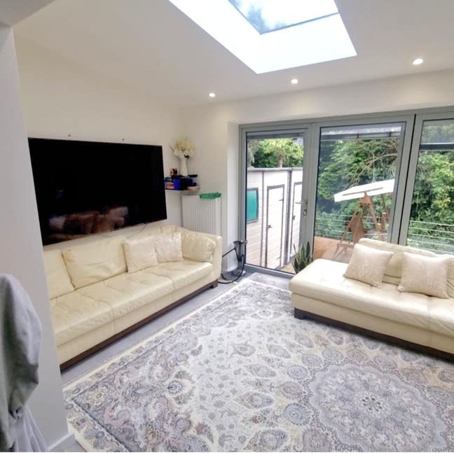 Prime Location Spacious Double room with toi/show Main Photo