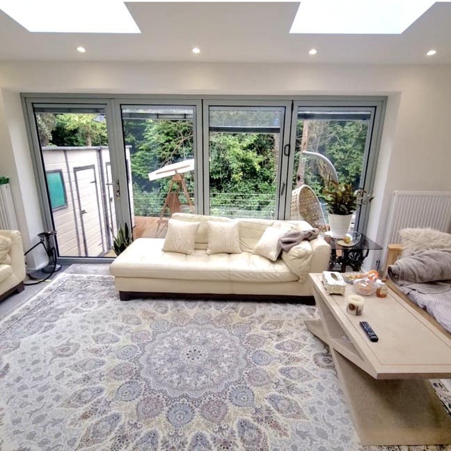 Prime Location Spacious Double room with bath Main Photo