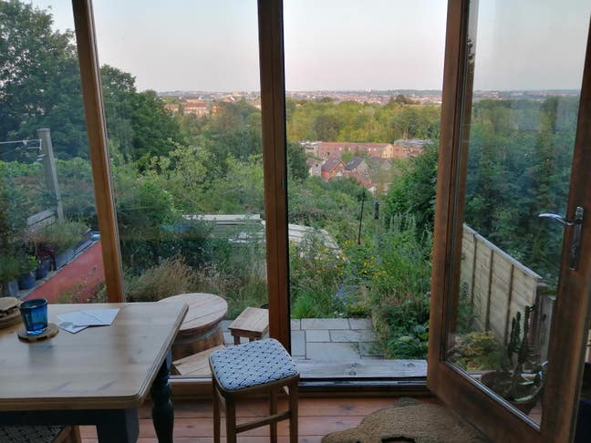 Double rm, top location,beautiful house with views Main Photo
