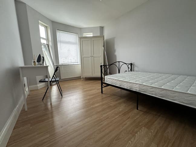 Large Double Room with Private Bathroom Main Photo