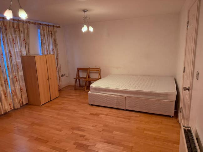 One large double room ideal for a working couple Main Photo