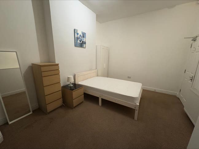 1 Double Room Close to South Parkway! Main Photo