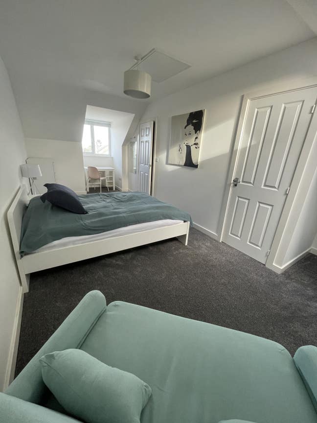 Modern furnished double room for single occupancy Main Photo