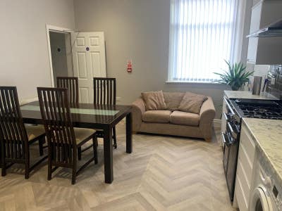 Beautiful Designer Home in Stockport Main Photo