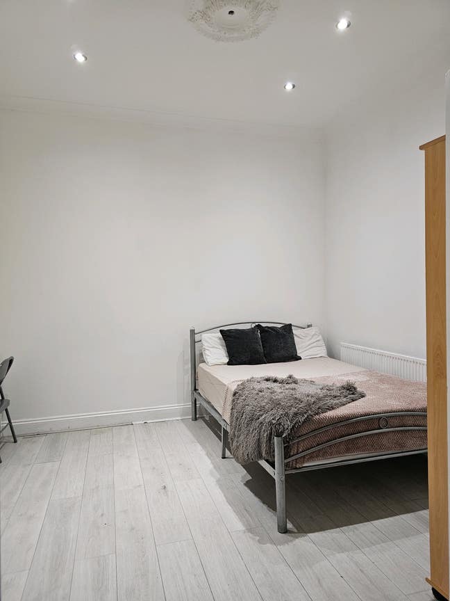 Refurbed Studio Flat in Forest Gate E7 Main Photo
