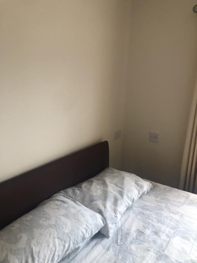 A spacious bright double room with a big wardrobe Main Photo
