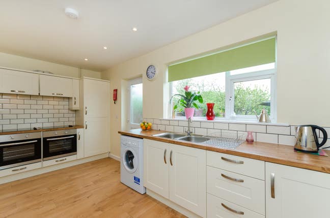 A spacious double bedroom in quiet detached house Main Photo