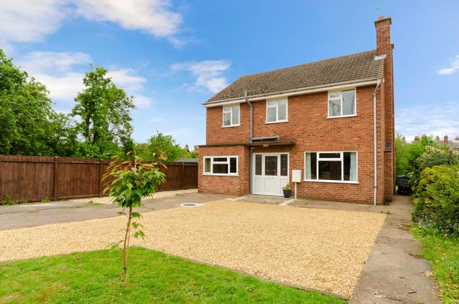 A spacious double bedroom in quiet detached house Main Photo