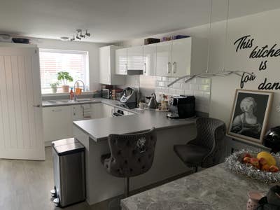 Furnished double bedroom In new build house Main Photo