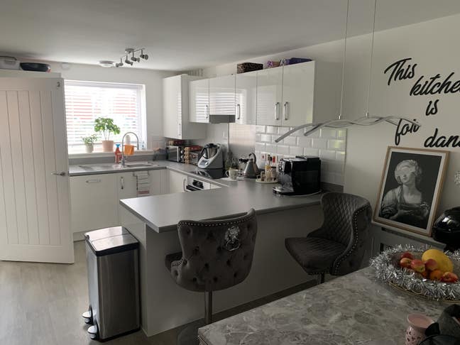 Furnished double bedroom In new build house Main Photo