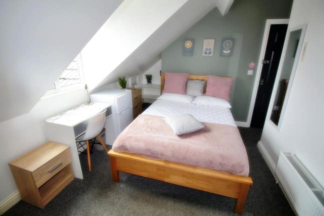 🌿 Stylish Ensuite  near University & City Centre! Main Photo