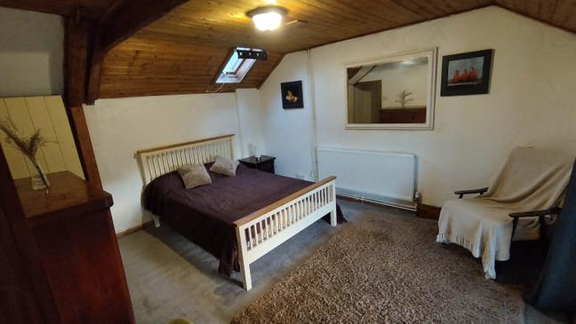 Large Double room with en-suite toilet and basin Main Photo