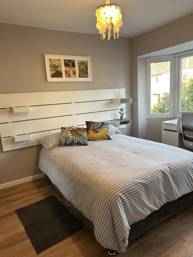 Double Room in Professional Home – Backs onto Park Main Photo