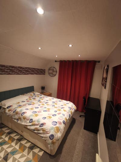 Spacious double room until end of May only Main Photo