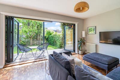 Monday to Friday: large garden room in family home Main Photo