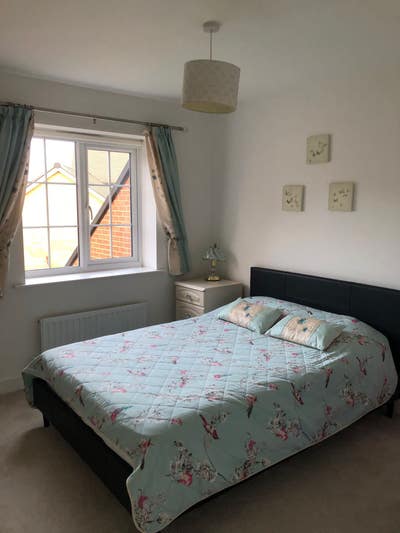 Double room with private en-suite in new house Main Photo