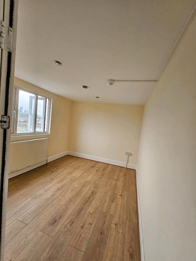  3-Bedroom Split-Level Flat Near Ilford Station Main Photo