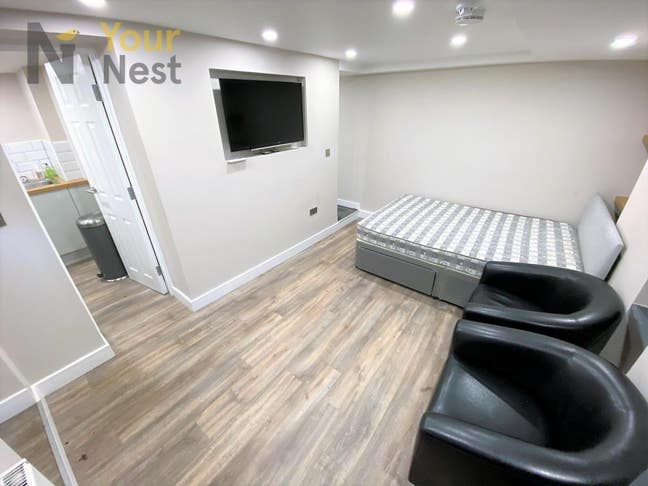 All inclusive studio apartment next to station.   Main Photo