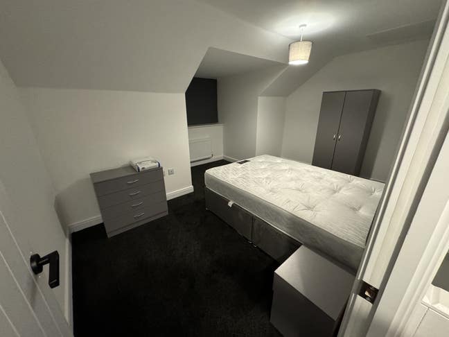 Furnished Double Rooms Located in Fernwood  Main Photo