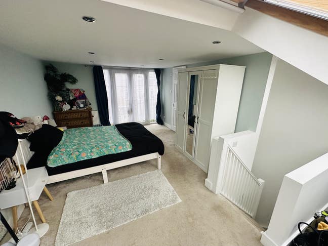SUBLET on-suite attic near Blackhorse raod Main Photo