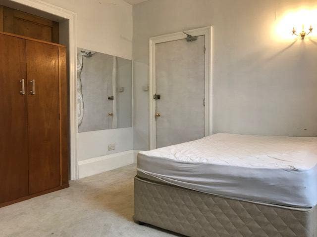 Large Double room with own shower room Main Photo