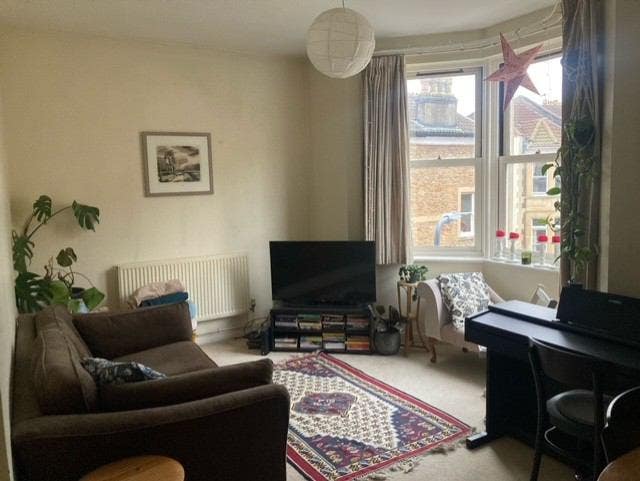 Double bedroom to rent in spacious Maisonette flat Main Photo