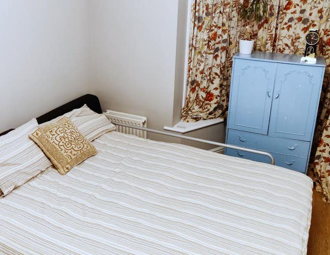 Large Double Bedroom in Family Home, Monday to Fri Main Photo