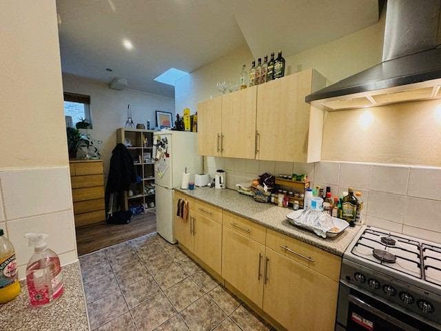 Two Bedroom Apartment close to W/Chapel Stn Main Photo