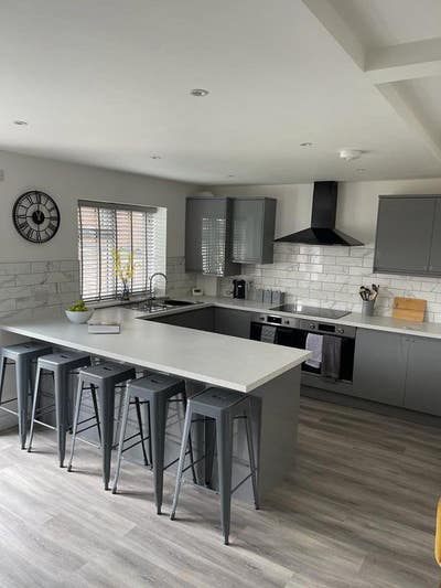 En-Suite Room Available - Walking Distance to Qa Main Photo