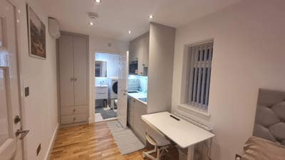 New built studio 3 mins walk Staines train station Main Photo