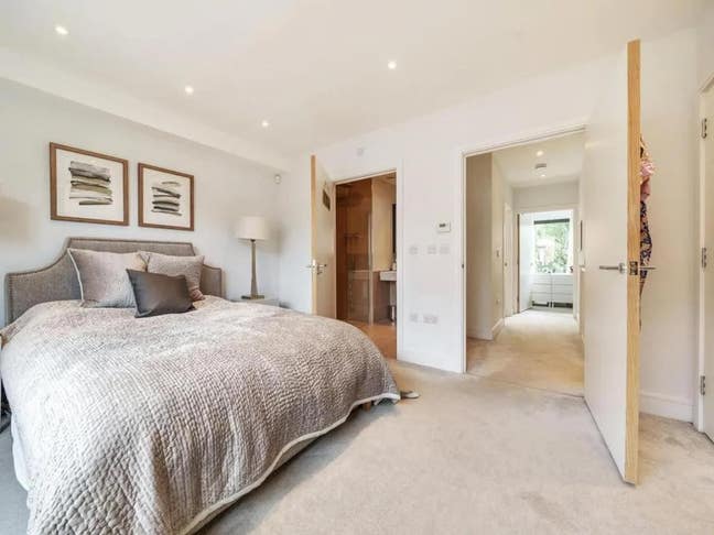 Beautiful ensuite room for rent in townhouse Main Photo