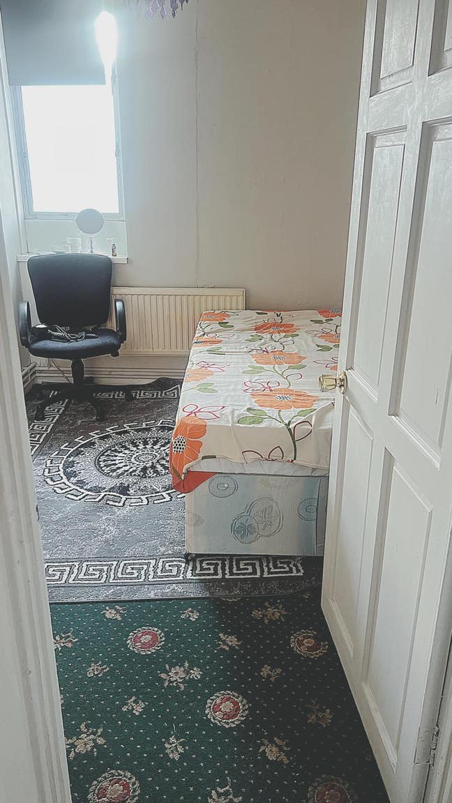 1 single room rent for single person .  Main Photo