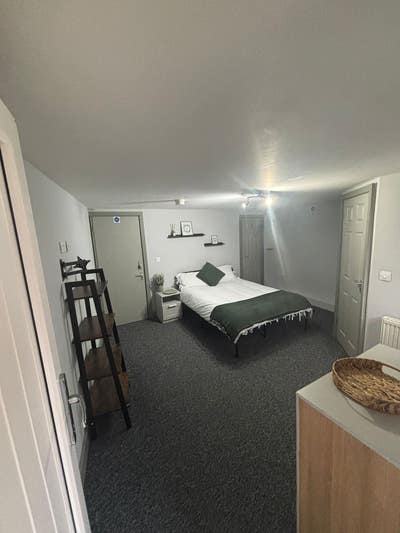 Couples Welcome - Large Double Ensuite Available   Main Photo