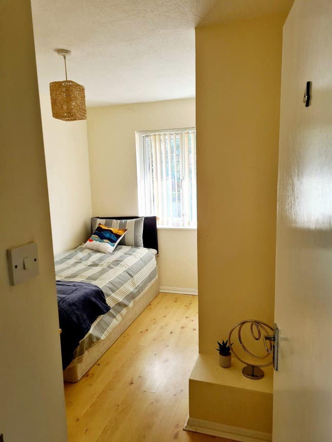 Single Room In Egham Available  Main Photo