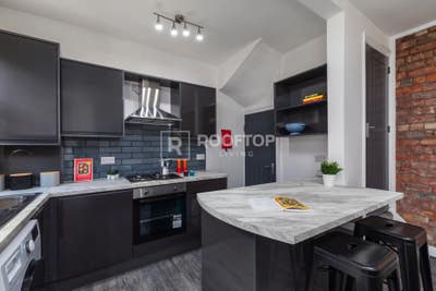 Brand New High Spec Ensuite Room - in 2 Bed House  Main Photo