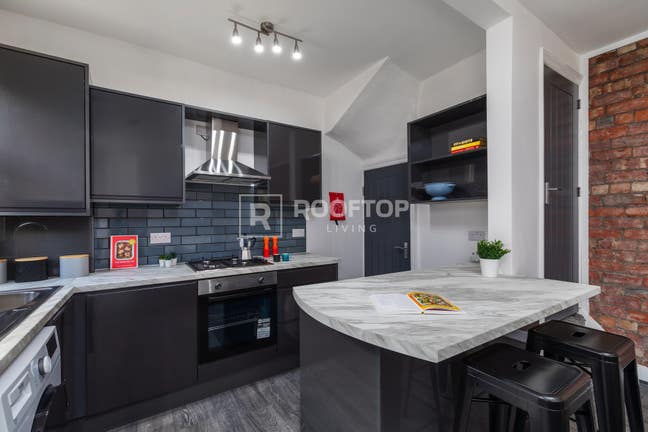 Brand New High Spec Ensuite Room - in 2 Bed House  Main Photo