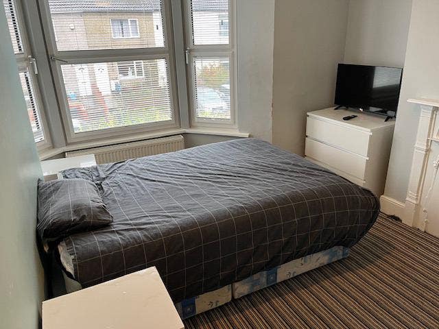 Room To Let Kingshill Road Main Photo