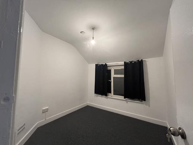 Spacious and Convenient Double Bedroom Available t Main Photo