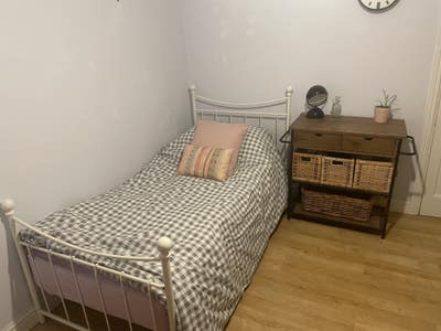 Bedroom to let in cosy family home Main Photo