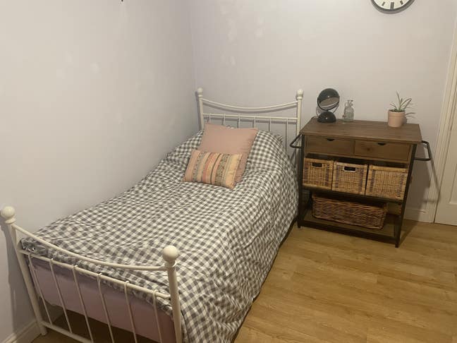 Bedroom to let in cosy family home Main Photo