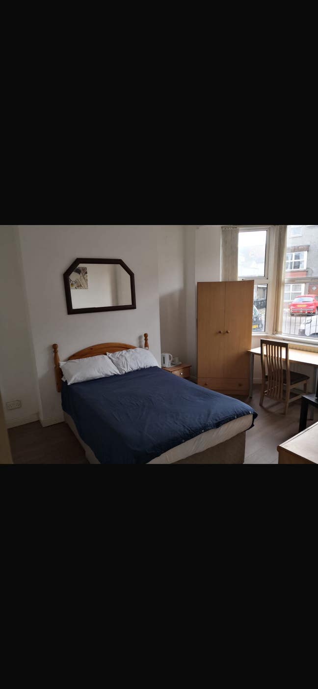 BT6 D/Room £450 incls TV./wifi / mini-fridge, Main Photo