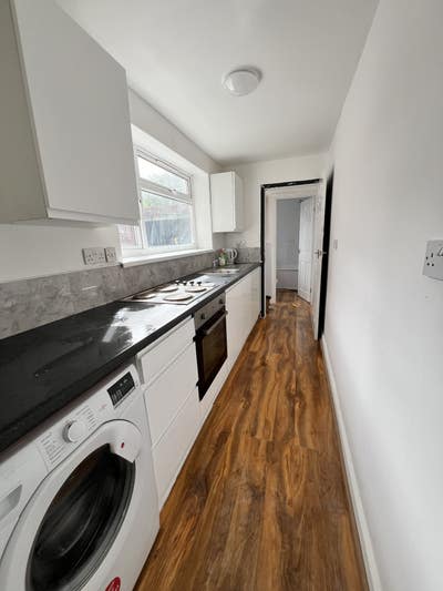 Great Location - 2 Bed Apartment Main Photo