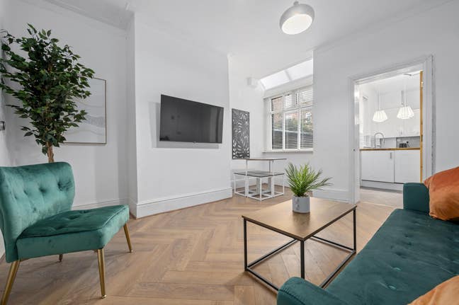 Stylish Modern Home 📍 18 mins from City Centre Main Photo