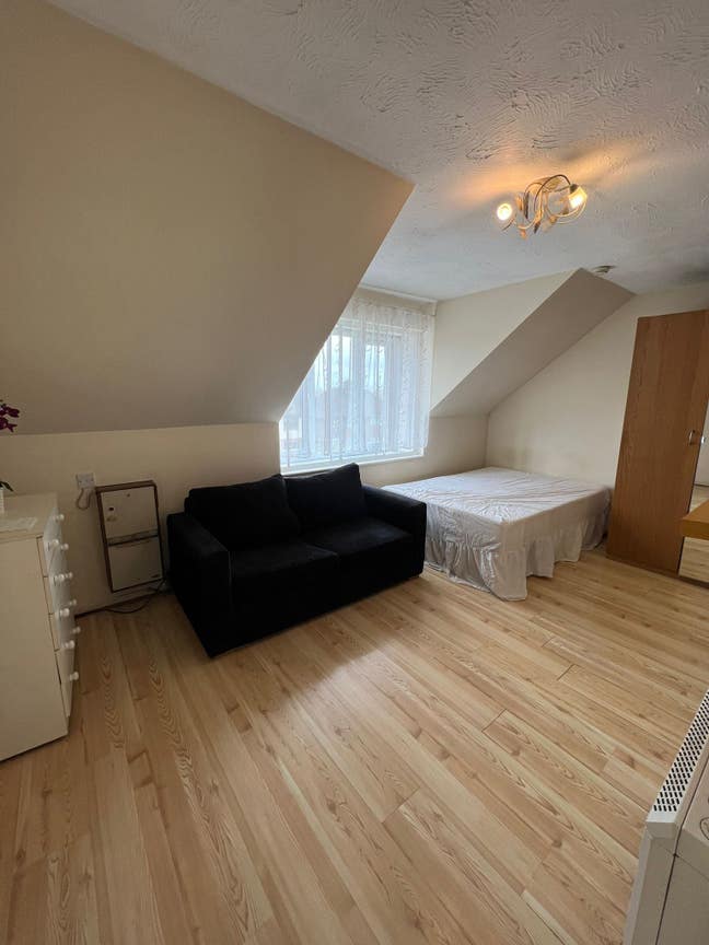 Beautiful Studio Flat for Rent in Feltham Main Photo