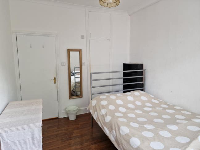 Cosy & Comfy Gem ~ 5* Location ~ Ensuite Bathroom! Main Photo