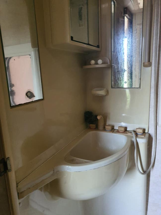  self contained caravan for rent with grazing avai Main Photo