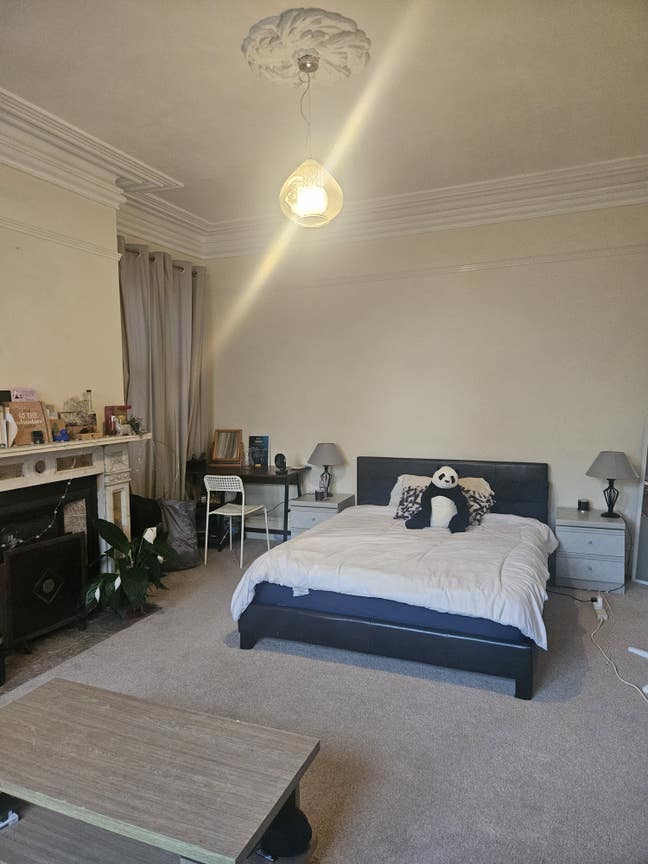 Very large room  Main Photo